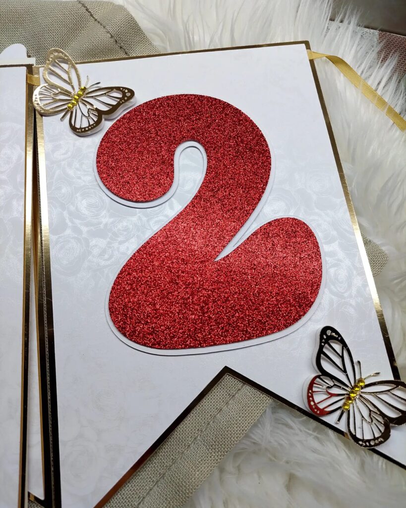 Lipuketi lipp liblikate ja numbriga.