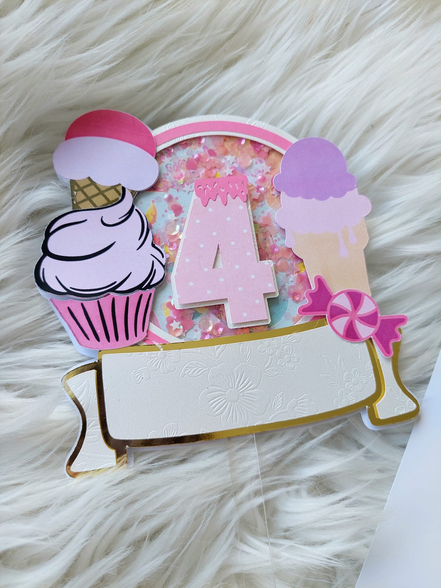 Koogitopper raputatava pildiga, jäätis