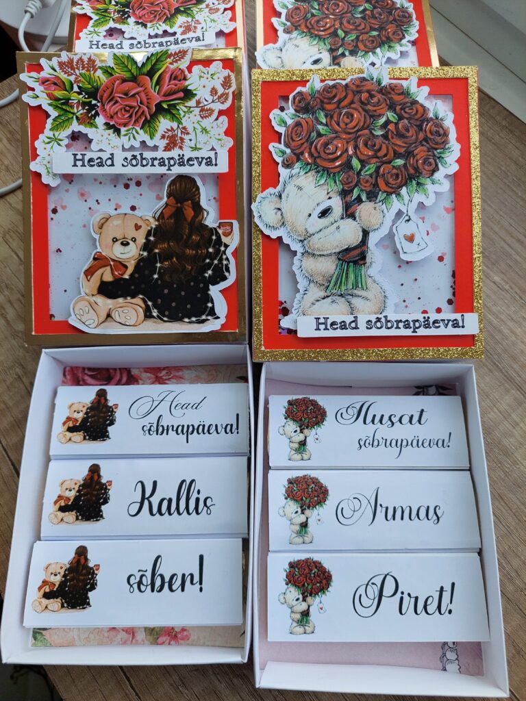 Kolm 20g šokolaadi armsate ümbristega, kinkekarbis.