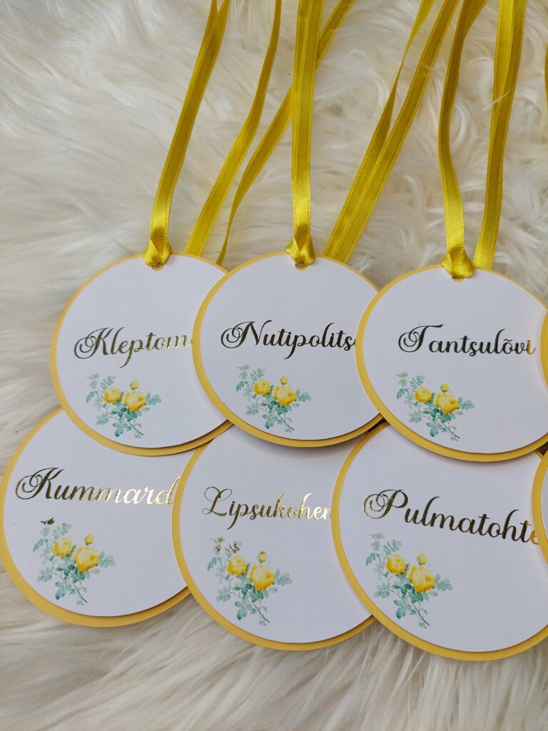 Ametimärgid kartongist, satiinpaelaga.