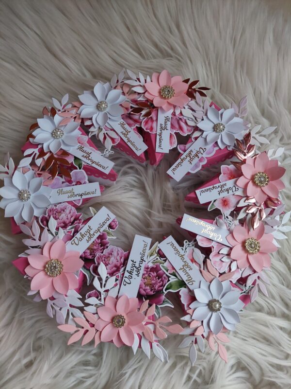 Tordikujuline kinkekarp kommiga