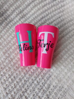 Roosa kokteili- või joogitops oma sõnumiga.