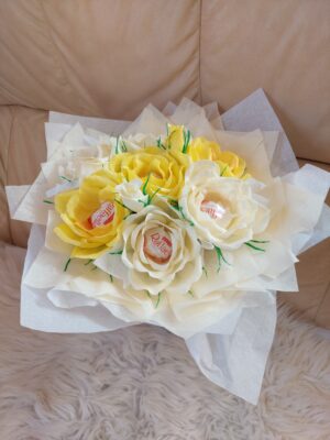 Krepppaberist lillekimp kommidega.