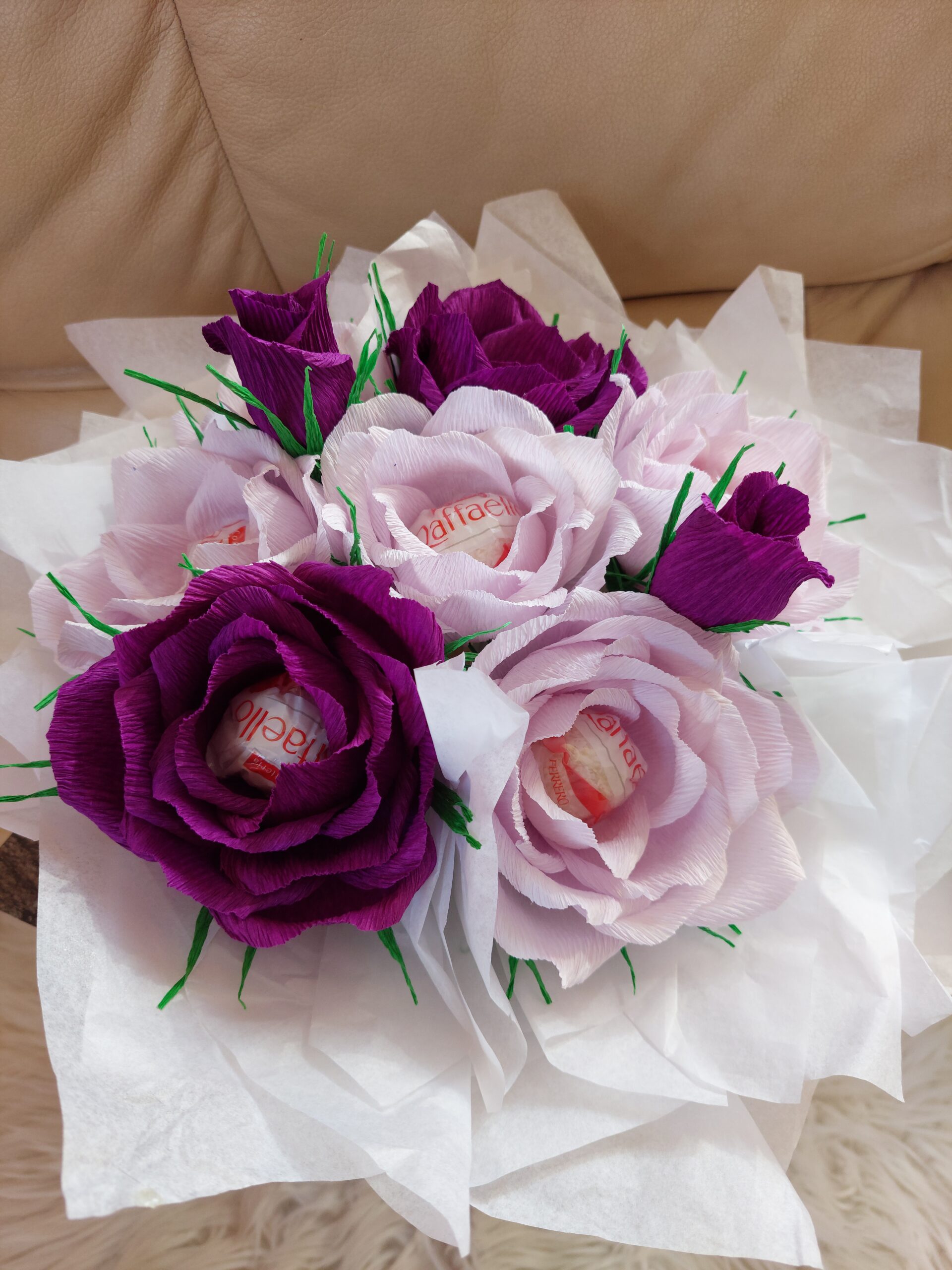 Krepppaberist lillekimp kommidega "Lilla" - Image 5